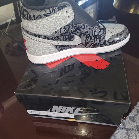 Jordan's OG 1's black, grey, white and red. Size 10 men - Picture 4 of 4